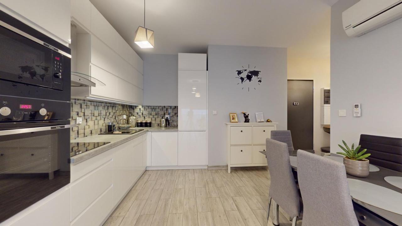 ורוצלב Family House Near The Market Square -Perfect For Family & Business Stays - Ksiecia Witolda Street 500 Steps To Market Square - 2 Bedrooms,2 Parking Places מראה חיצוני תמונה